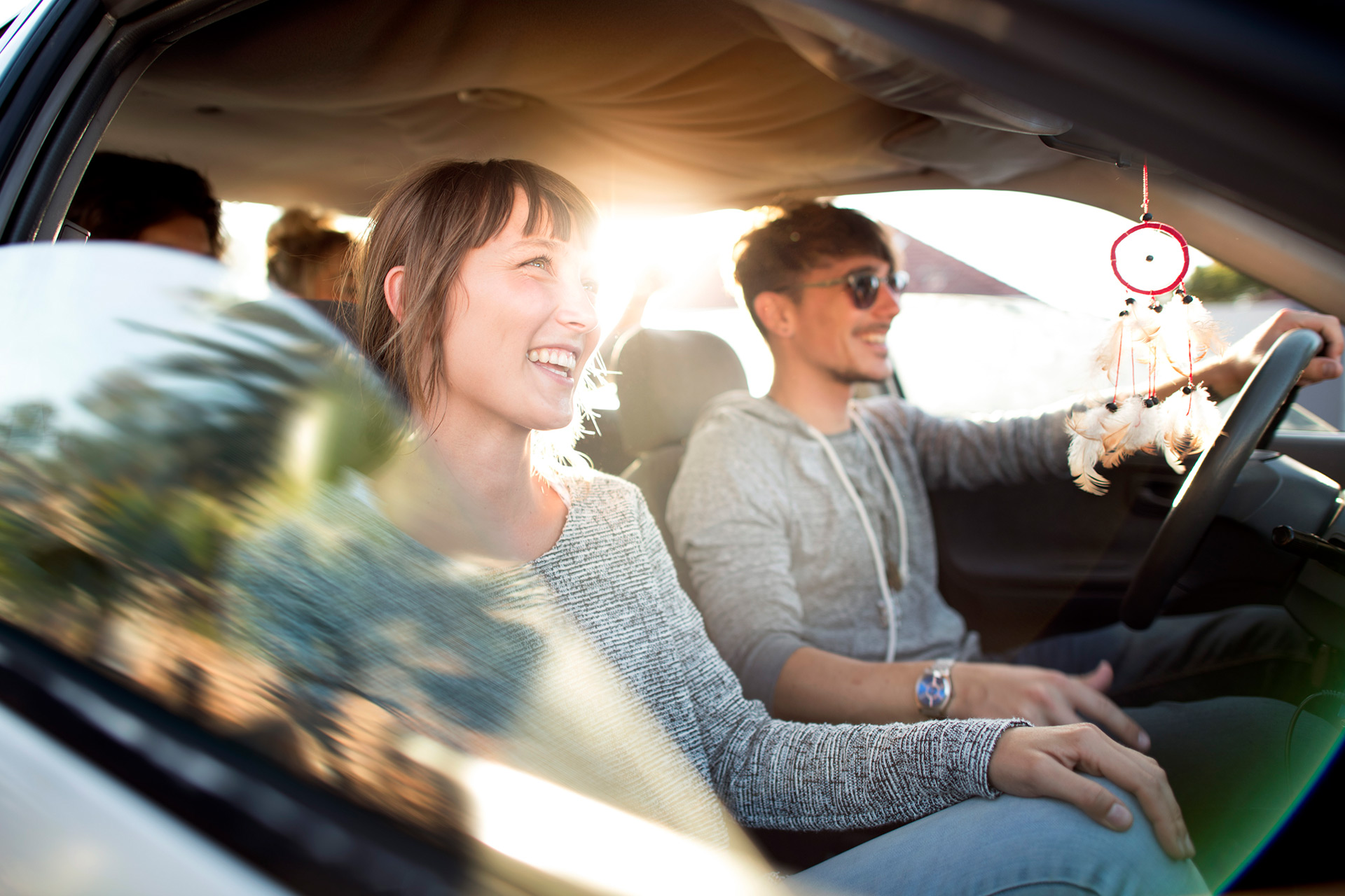 4 Personen in einem Auto