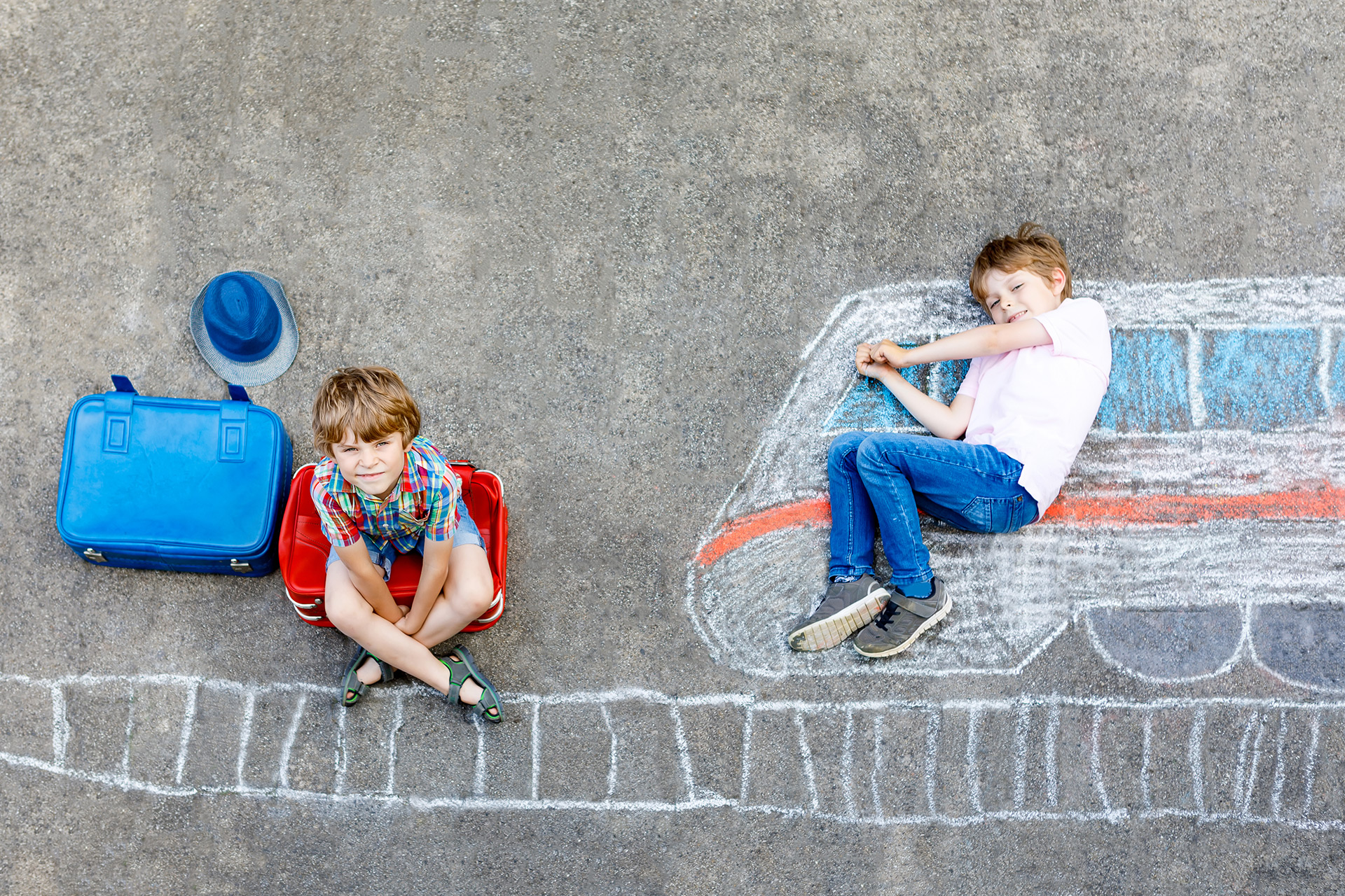 Kinder mit Koffern auf Straße